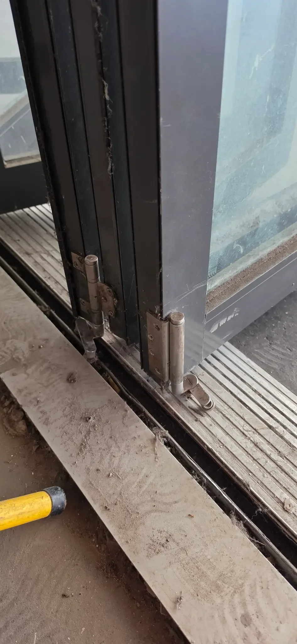 Aluminium bifold door hardware